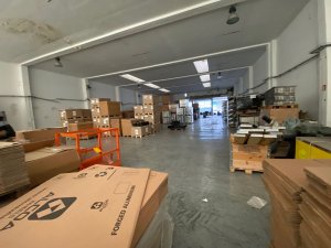 En alquiler, Estupenda nave de 817 m2 en avd Letxumborro con altura de 5,5 m.Informate en nuestras oficinas de Paseo de Colon 27, junto a la heladeria Papperino inmobiliaria Urme.