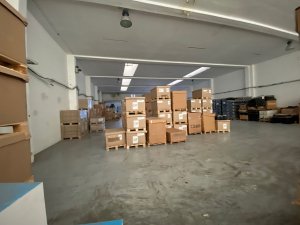 En alquiler, Estupenda nave de 817 m2 en avd Letxumborro con altura de 5,5 m.Informate en nuestras oficinas de Paseo de Colon 27, junto a la heladeria Papperino inmobiliaria Urme.