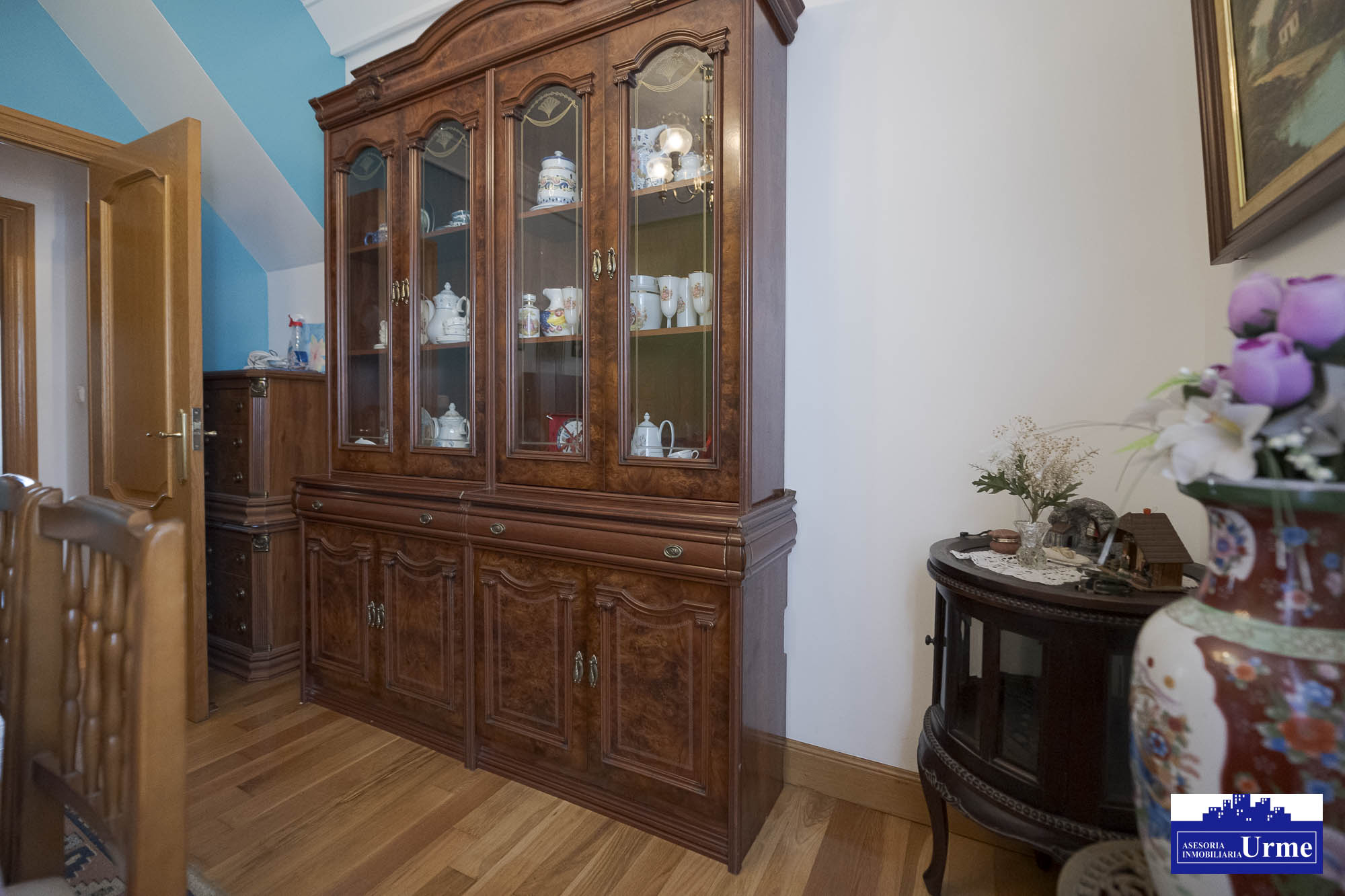 Próxima al ayuntamiento de Irún, villa individual en parcela de 700m2.Dos plantas de 90m2, jardín balcón garaje, txoko. Infórmate!!!