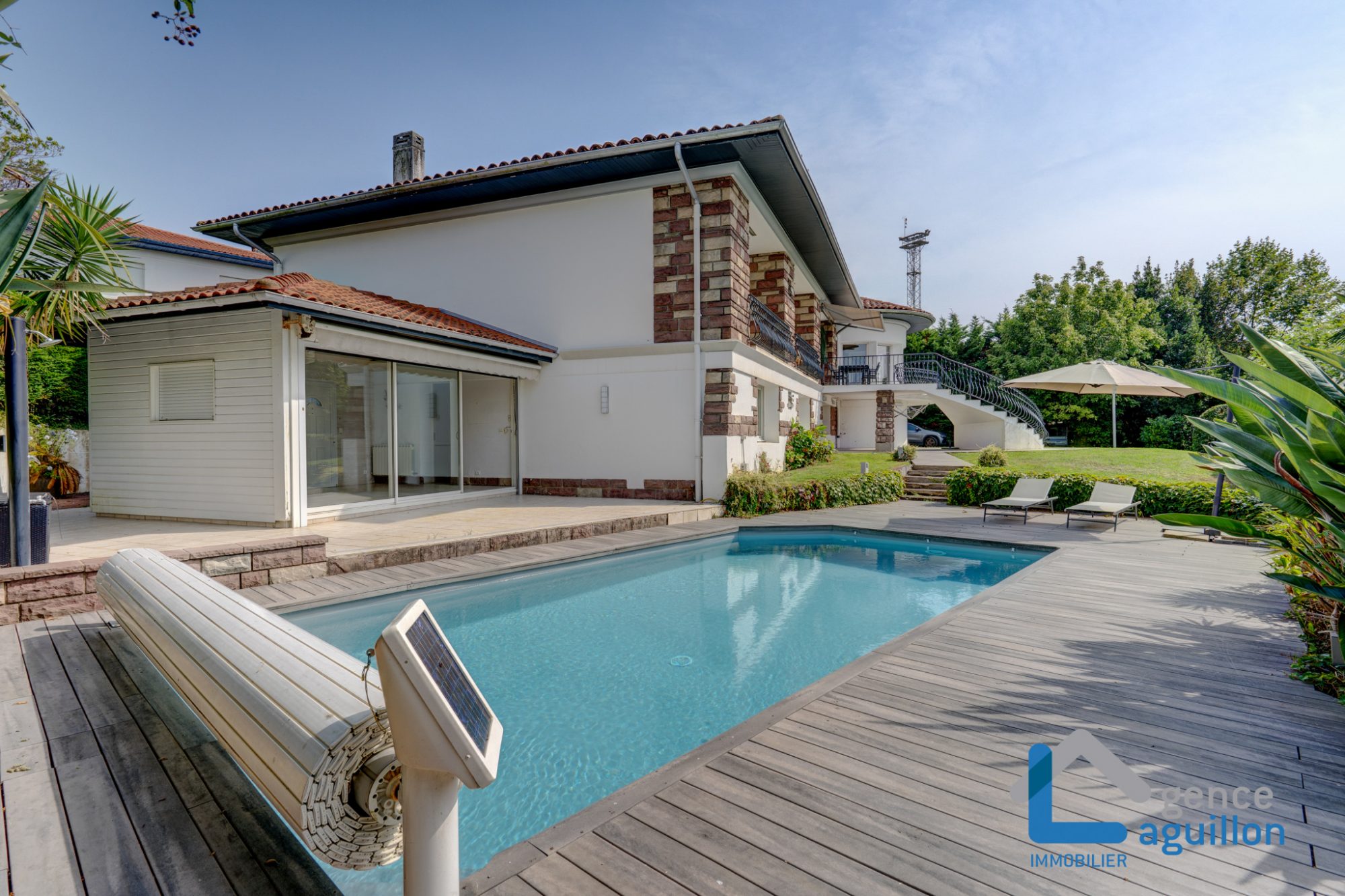 IMPRESIONANTES vistas a Fuenterrabia y bahia de Txingudy!Villa individual con piscina climatizada en parcela de 1810m2.Tes sorprendera!!! 