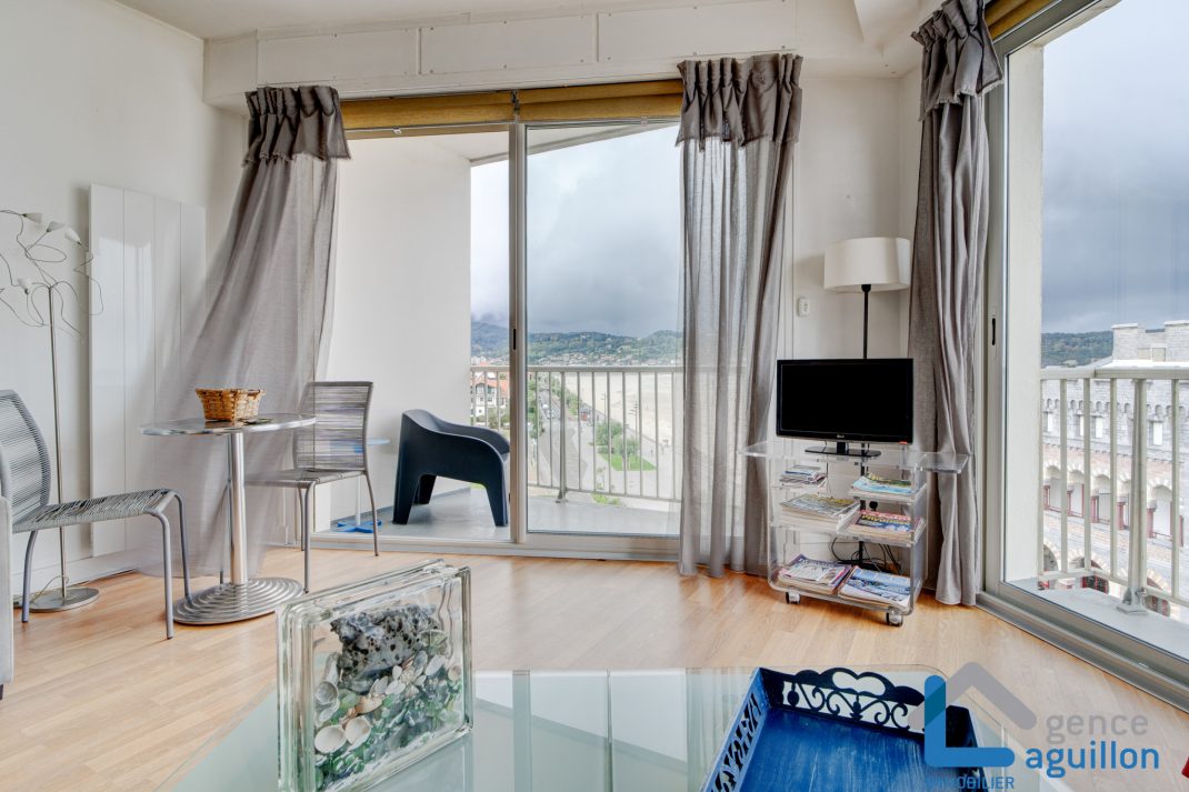 Frente el mar, primerísima linea de playa, vistas y sol!!Ubicado en una 5 planta con ascensor, apartamento con amplia terraza y vistas maravillosas...