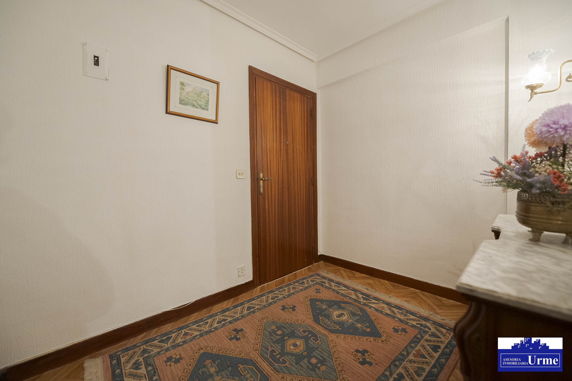En San Miguel junto a correos, vivienda de 3 habitaciones, salon, cocina equipada con salida a balcon, 2 aseos un baño.Trastero. Para actualizar!!informate