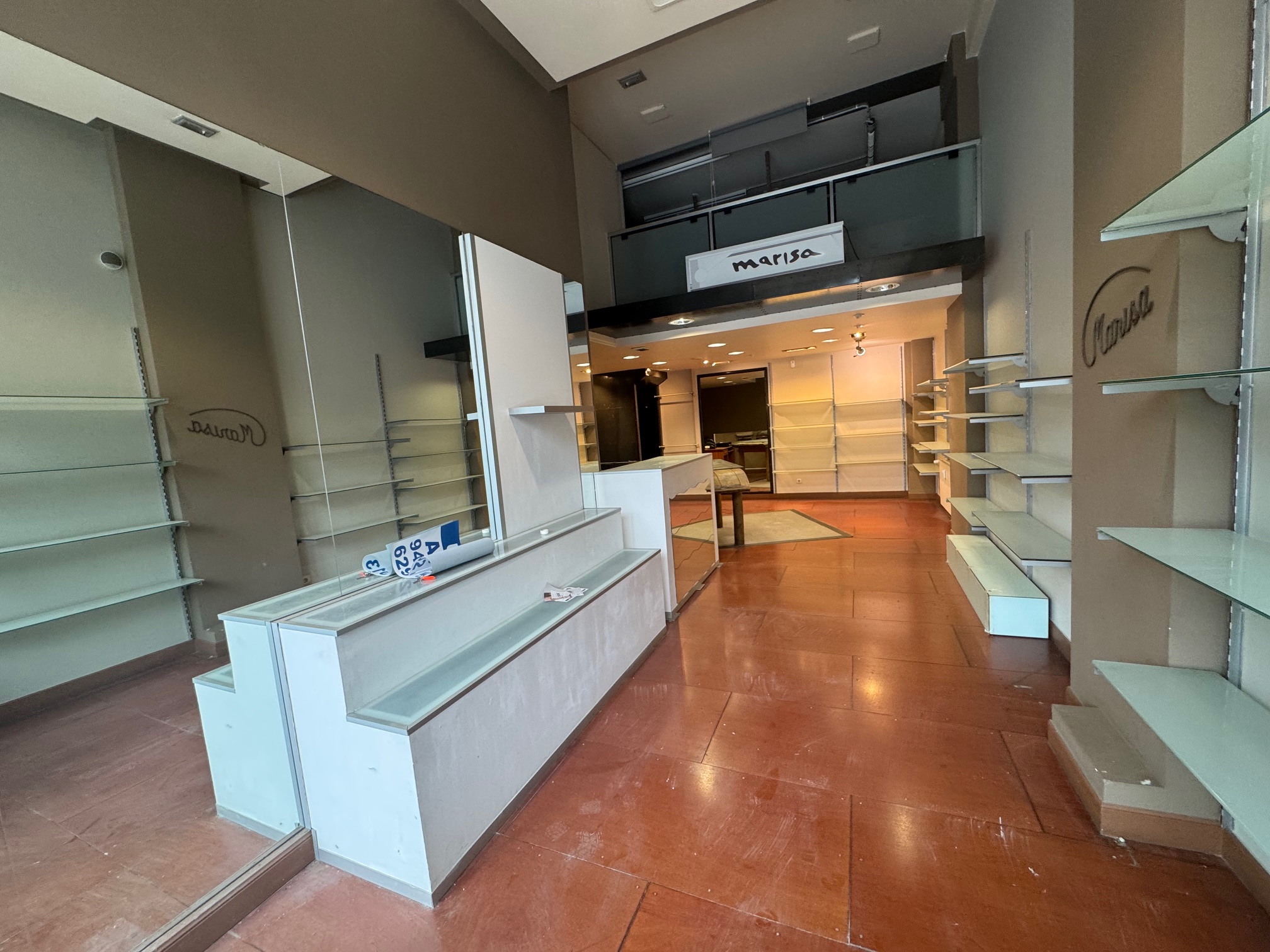 En Luis Mariano, local comercial 100 m2, distribuidos en 3 plantas (60m2 planta principal) Excelente ubicación! Infórmate en nuestras oficinas de Paseo de Colon 27.