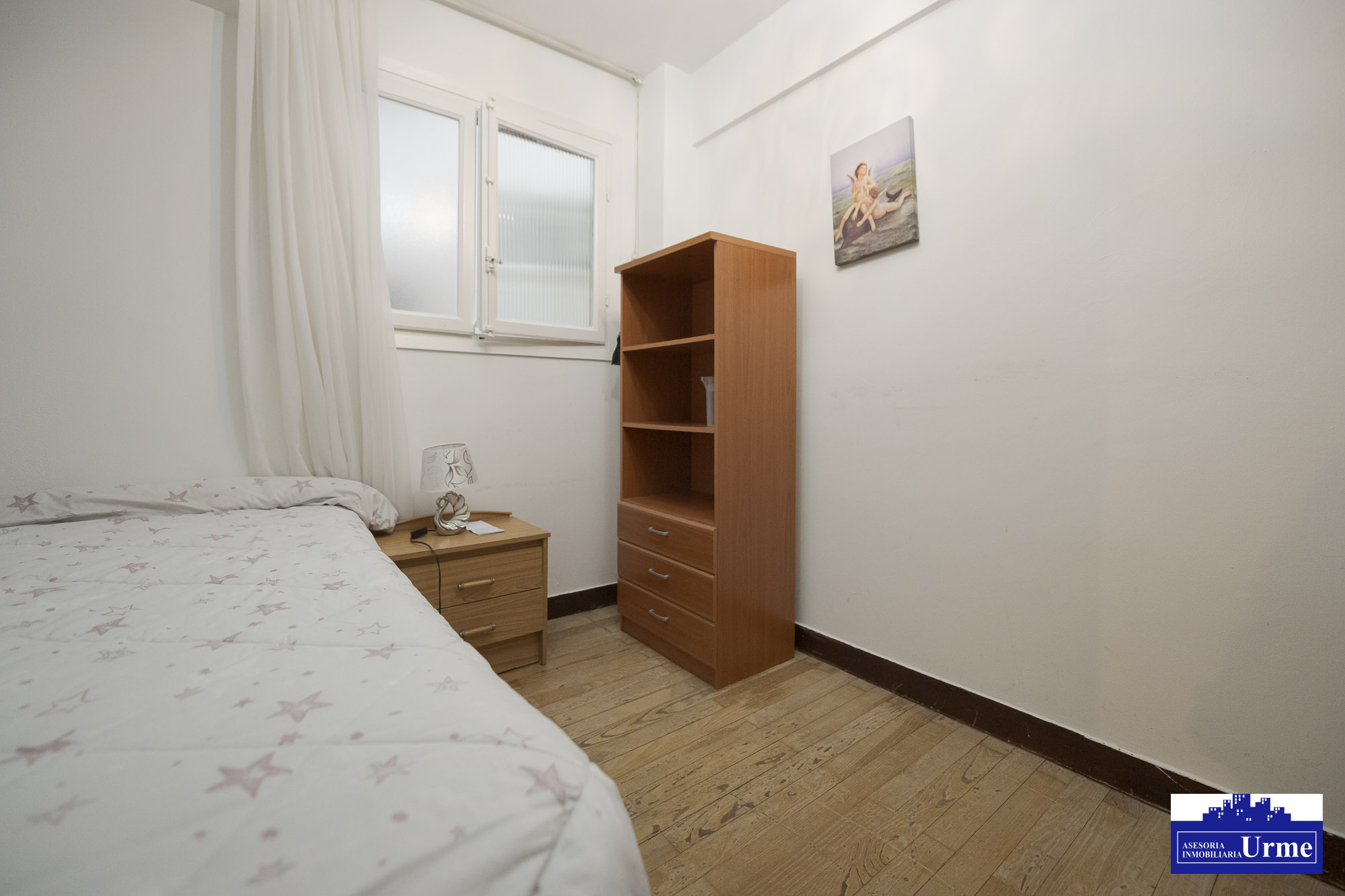 En San Miguel junto a correos, vivienda de 3 habitaciones, salon, cocina equipada con salida a balcon, 2 aseos un baño.Trastero. Para actualizar!!informate