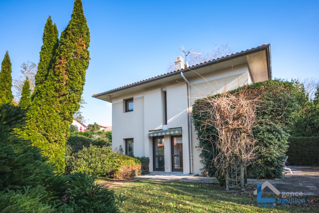 Villa de arquitecto en zona tranquila, elegante y funcional!!! ubicada cerca del Centro en una calle tranquila y sin salida. Ven a conocerla!!!