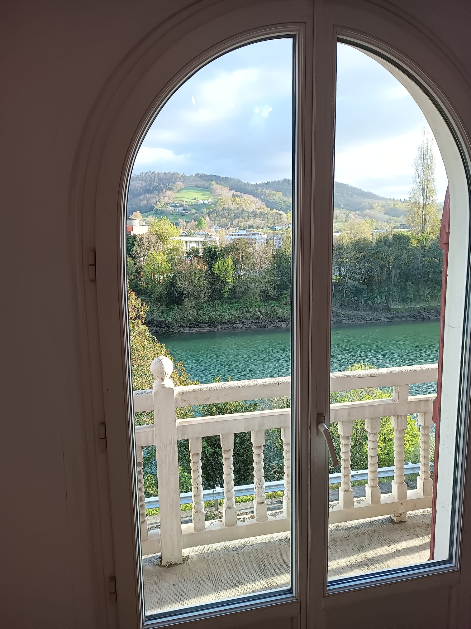 En Biriatou a posos pasos de la frontera de Behobia, vivienda en una 2º y ultima planta, con encanto y a un precio correcto!!