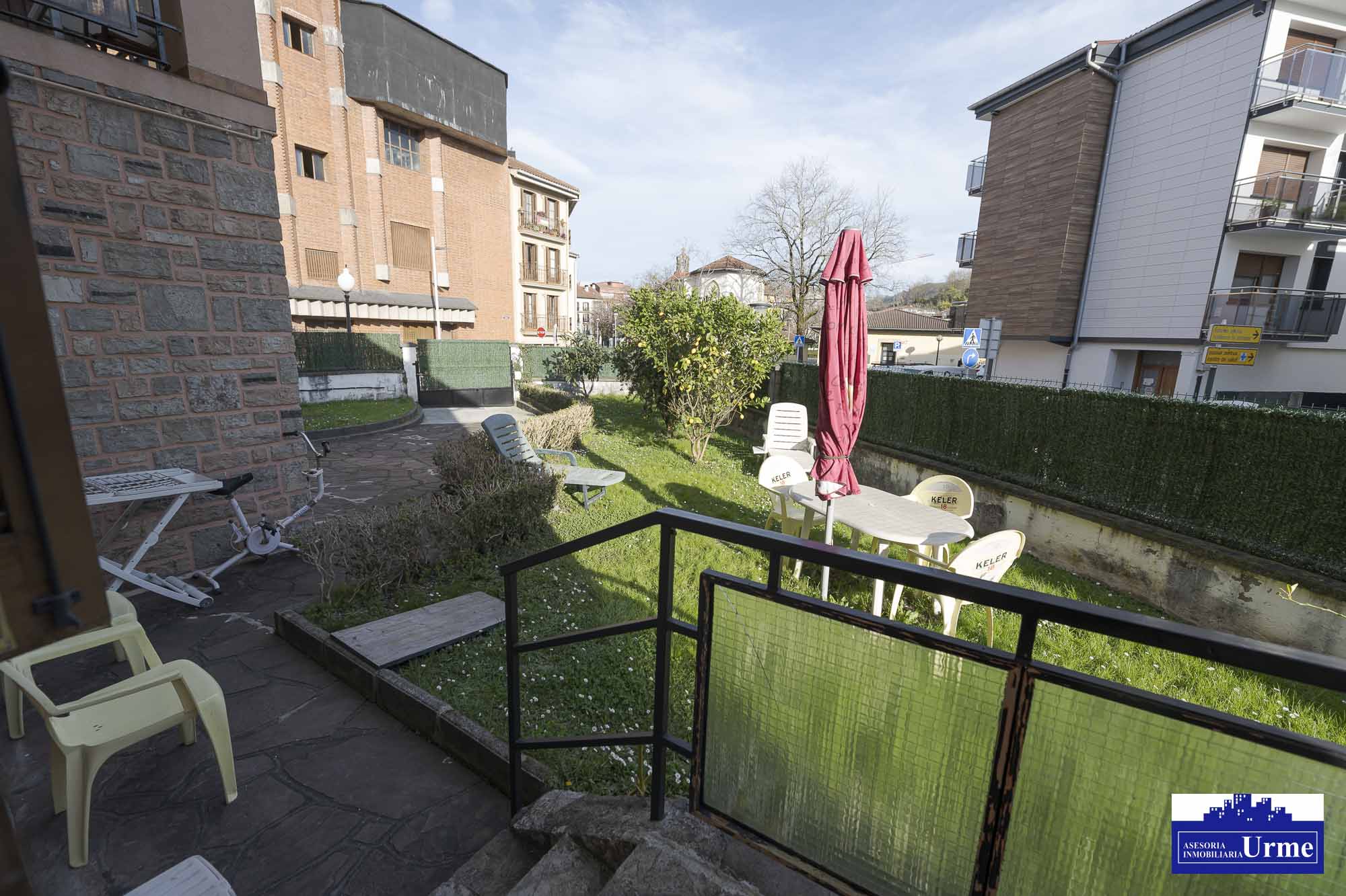 Próxima al ayuntamiento de Irún, villa individual en parcela de 700m2.Dos plantas de 90m2, jardín balcón garaje, txoko. Infórmate!!!