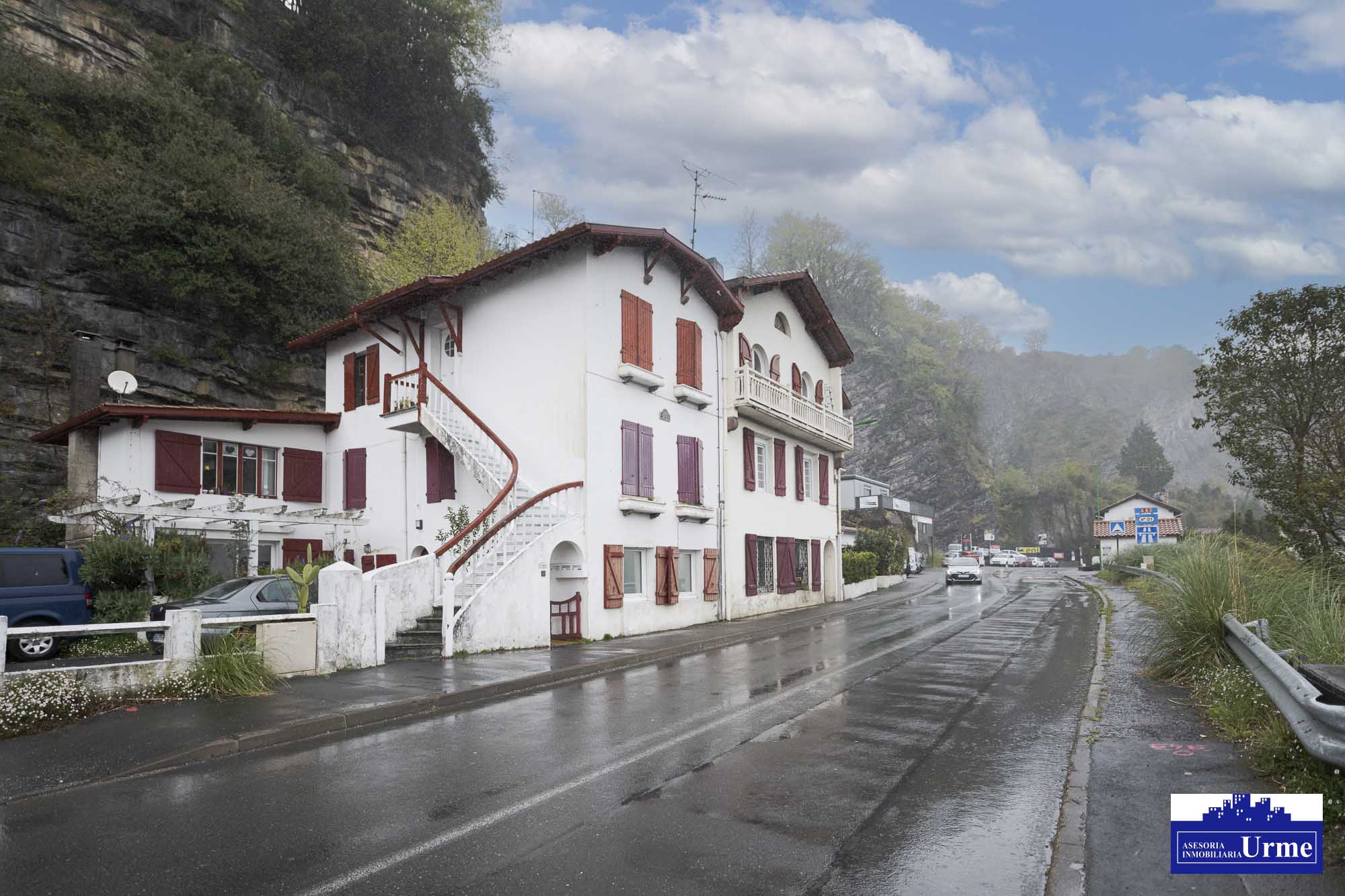 En Biriatou a posos pasos de la frontera de Behobia, vivienda en una 2º y ultima planta, con encanto y a un precio correcto!!