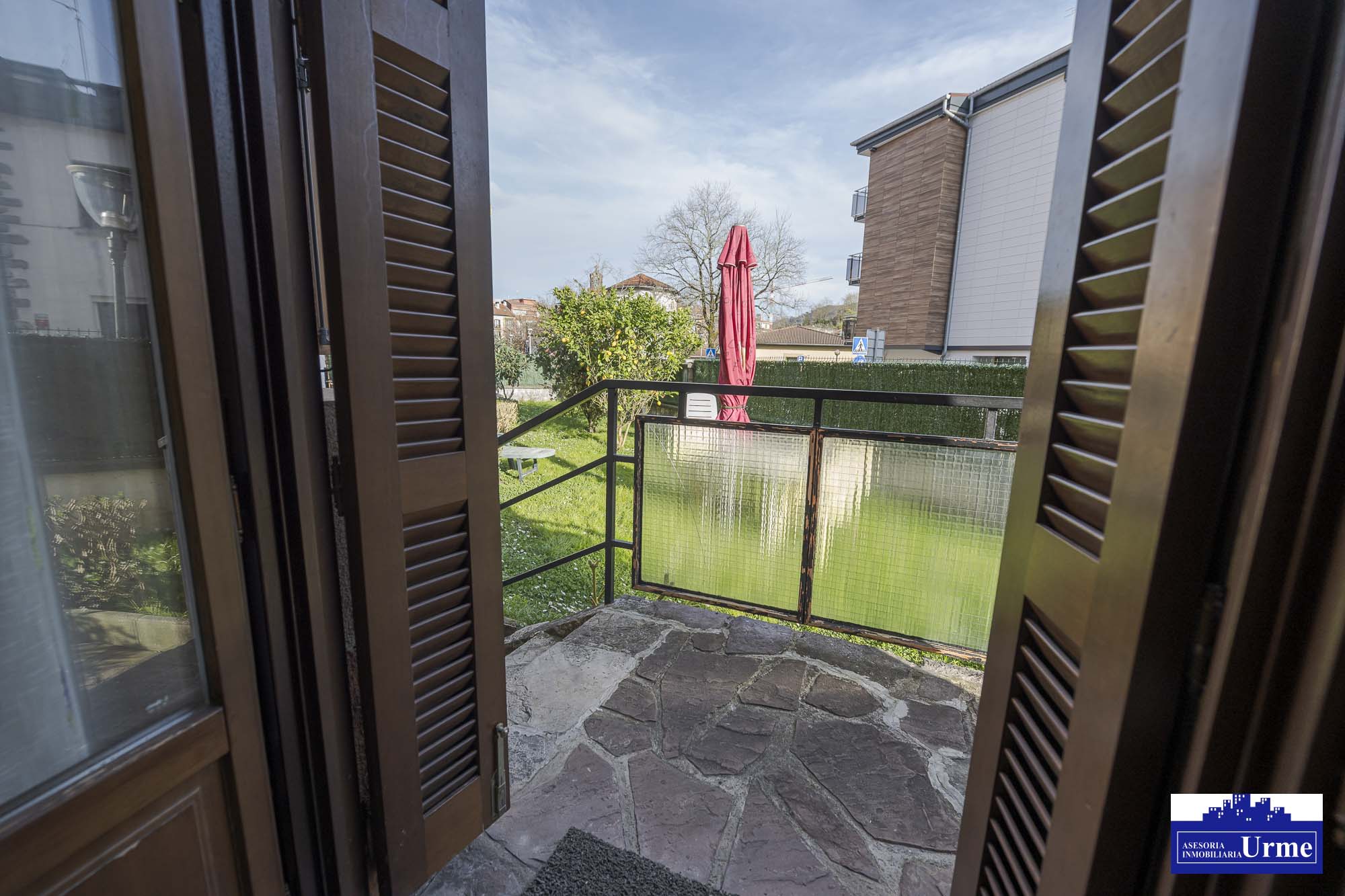 Próxima al ayuntamiento de Irún, villa individual en parcela de 700m2.Dos plantas de 90m2, jardín balcón garaje, txoko. Infórmate!!!