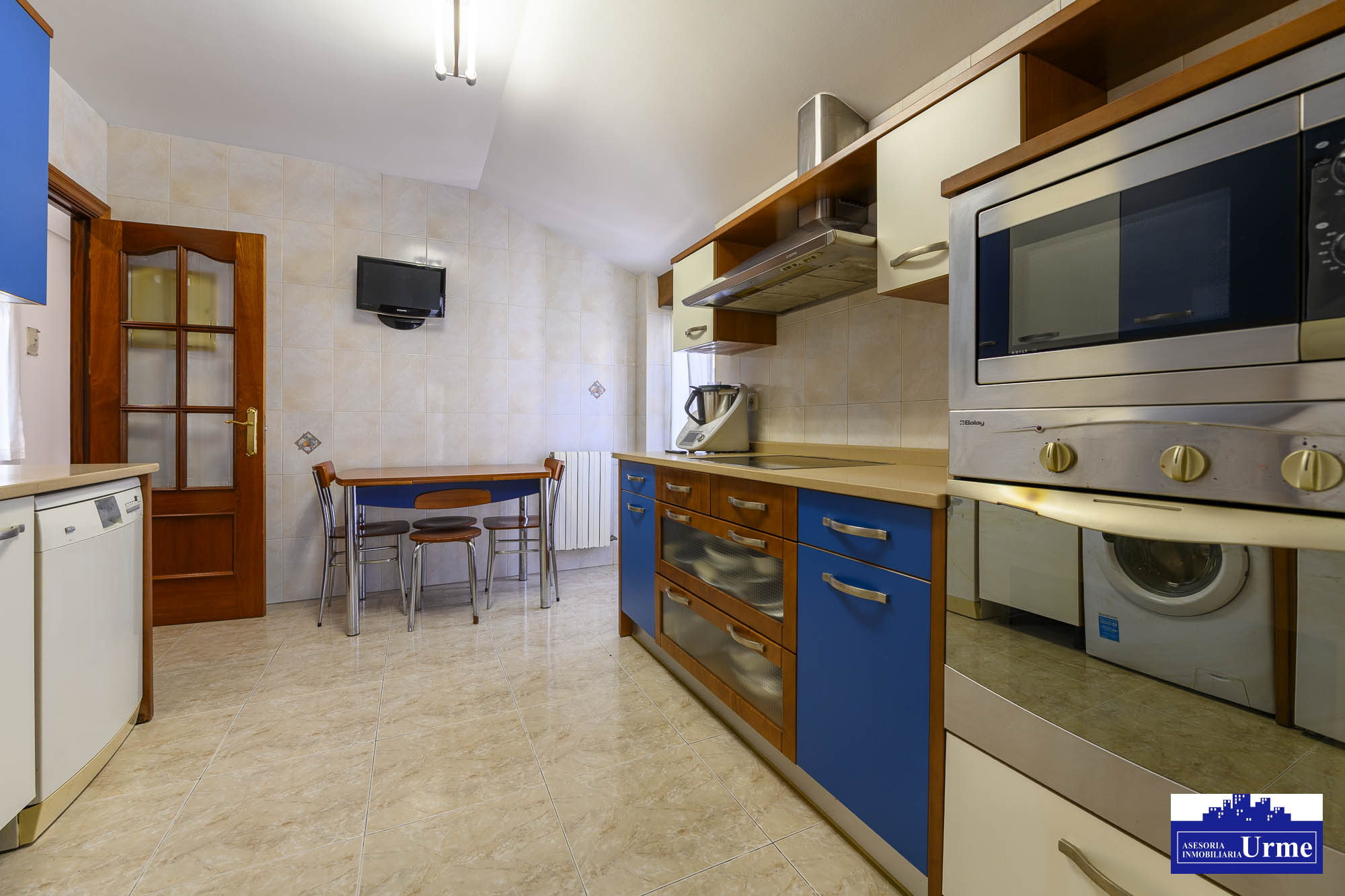 En Paseo Colon, ubicado en una 4º y ultima planta, con ascensor,75m2 utiles, cocina equipada, 2 habitaciones, dos baños, salon majo con 3 balcones. Impecable!!Para entrar a vivir!!! En Paseo Colon, ubicado en una 4º y ultima planta, con ascensor,75m2 utiles, cocina equipada, 2 habitaciones, dos baños, salon majo con 3 balcones. Impecable!!Para entrar a vivir!!!