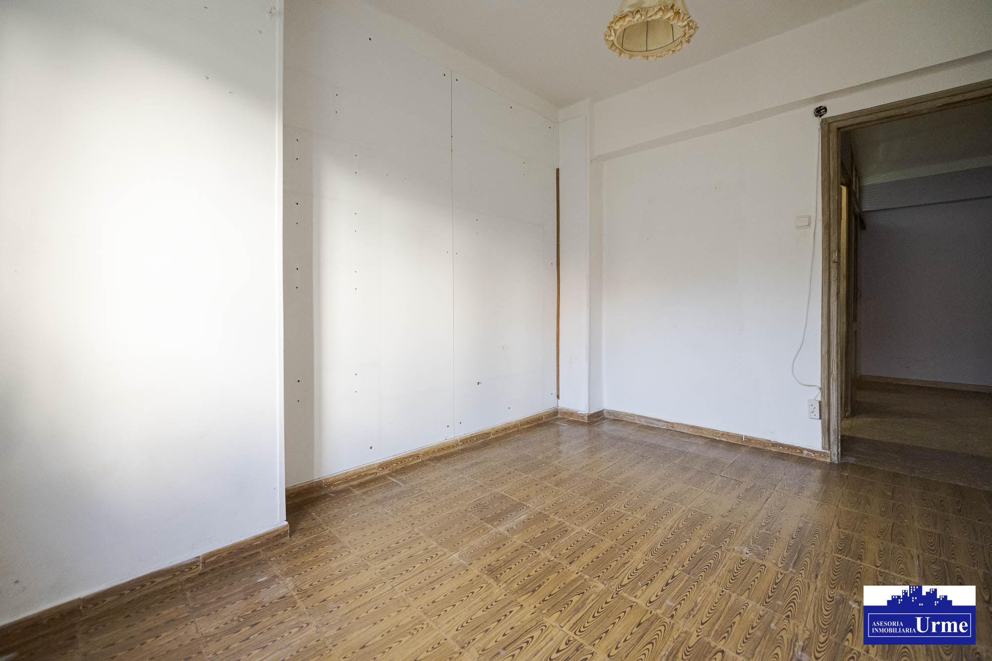 En plaza pio XII, a reformar totalmente! fachada y tejado realizados.53m2, actualmente 2 habitaciones, sala, cocina y baño. Informate!