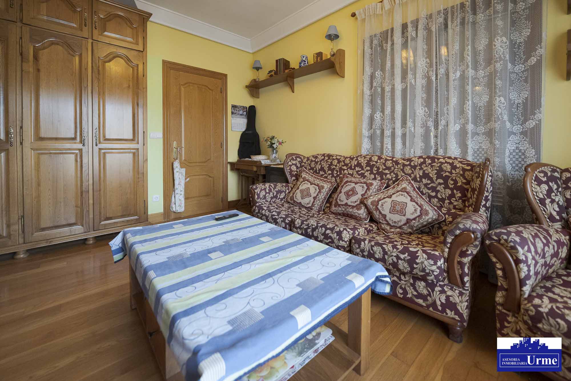 Próxima al ayuntamiento de Irún, villa individual en parcela de 700m2.Dos plantas de 90m2, jardín balcón garaje, txoko. Infórmate!!!