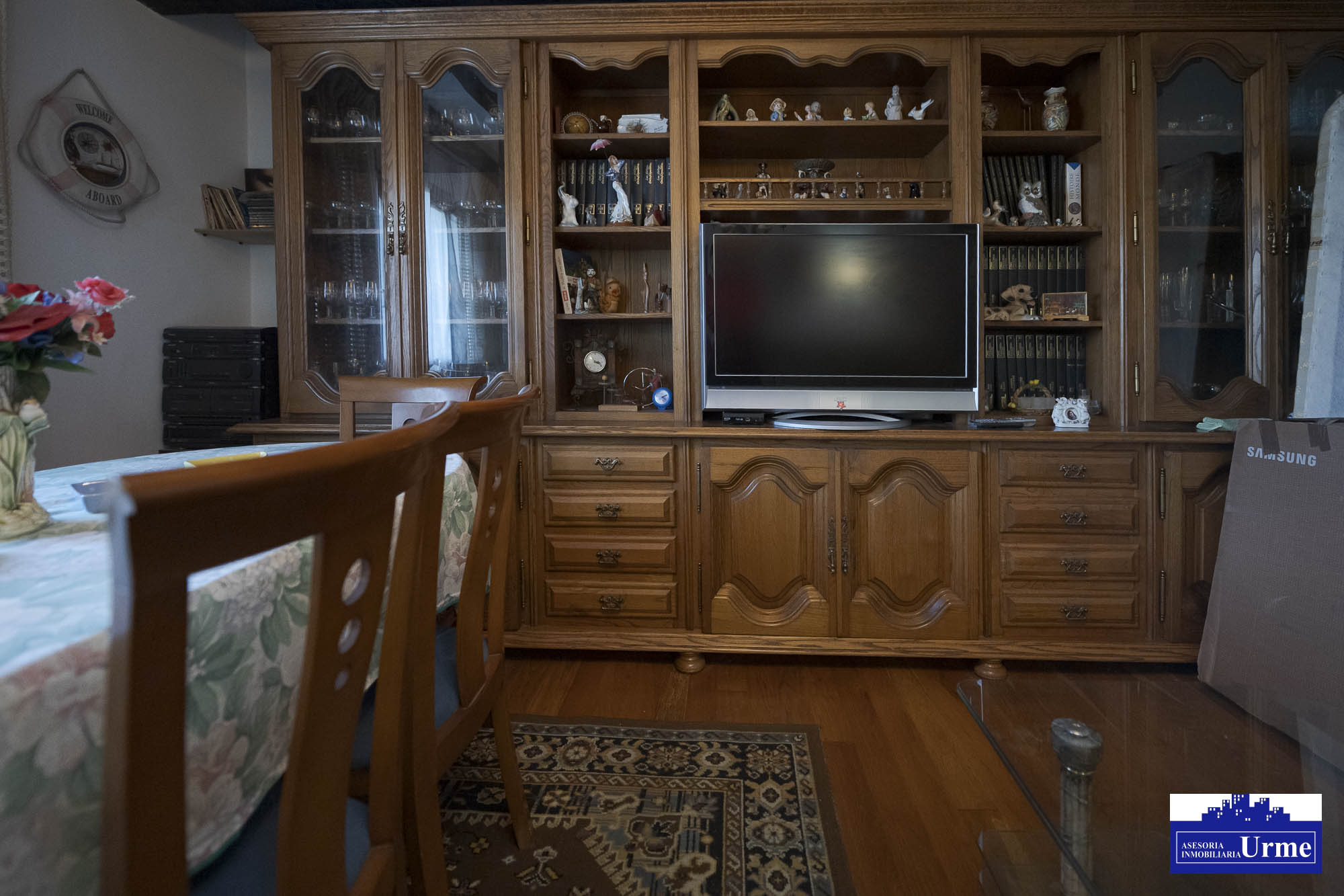 Próxima al ayuntamiento de Irún, villa individual en parcela de 700m2.Dos plantas de 90m2, jardín balcón garaje, txoko. Infórmate!!!