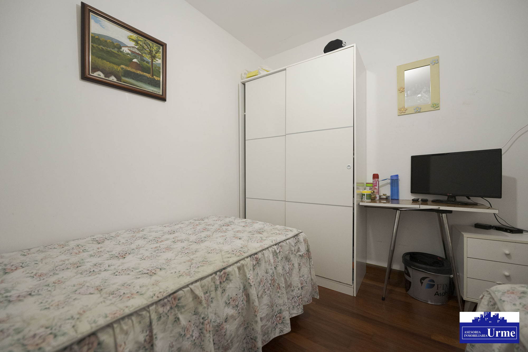 Junto al ascensor del ayuntamiento. Vivienda en ultima planta con ascensor. Alquilada actualmente. Infórmate!