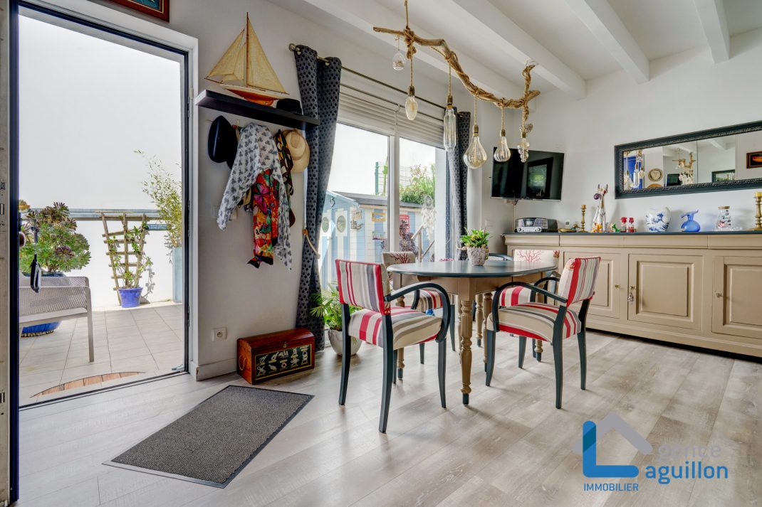 Con un toque especial, villa adosada en el centro. Con 2 amplias terrazas. Comercio a pie. Topo a proximidad. Para entrar a vivir!!