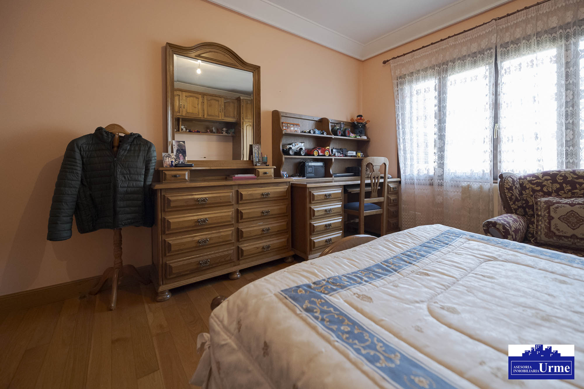 Próxima al ayuntamiento de Irún, villa individual en parcela de 700m2.Dos plantas de 90m2, jardín balcón garaje, txoko. Infórmate!!!