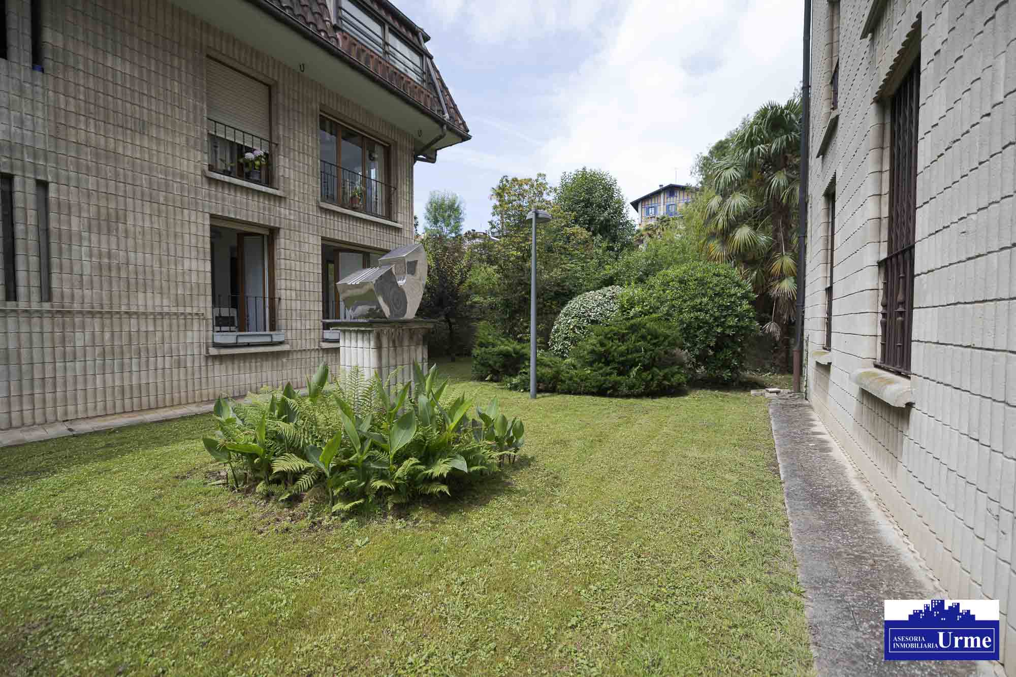 Magnifica vivienda en comunidad de 3 vecinos.110m2, 4 habitaciones, salon,cocina,2 baños,balcon.Garaje doble. Jardin comunitario.Ubicacion excepcional! Magnifica vivienda en comunidad de 3 vecinos.110m2, 4 habitaciones, salon,cocina,2 baños,balcon.Garaje doble. Jardin comunitario.Ubicacion excepcional!