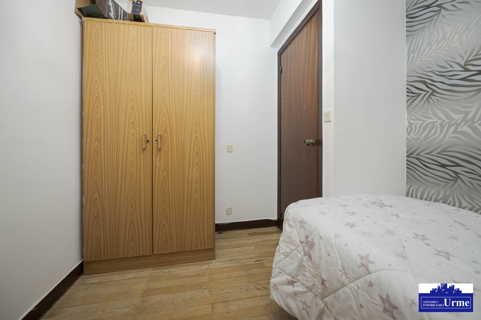 En San Miguel junto a correos, vivienda de 3 habitaciones, salon, cocina equipada con salida a balcon, 2 aseos un baño.Trastero. Para actualizar!!informate