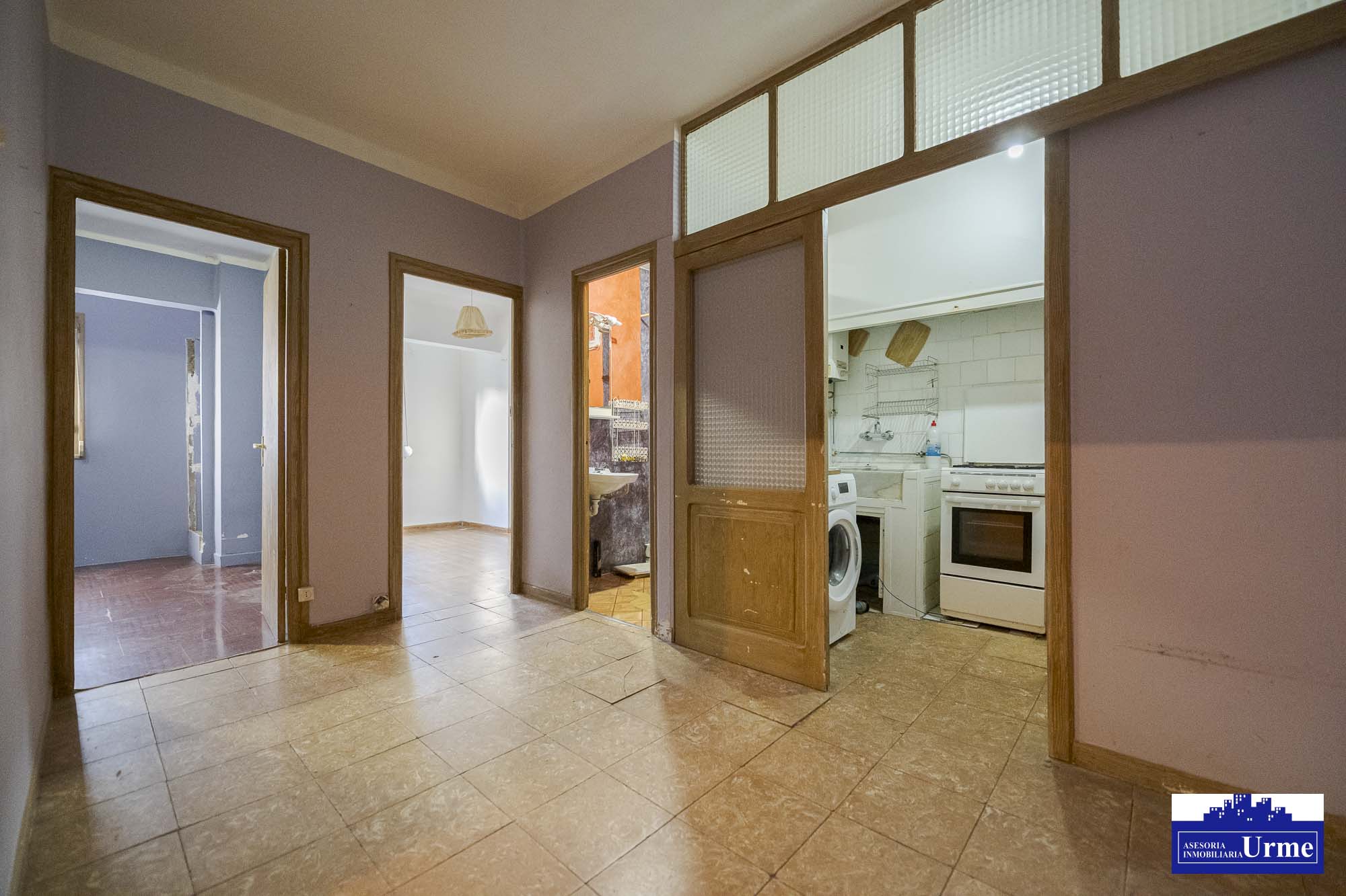 En plaza pio XII, a reformar totalmente! fachada y tejado realizados.53m2, actualmente 2 habitaciones, sala, cocina y baño. Informate!