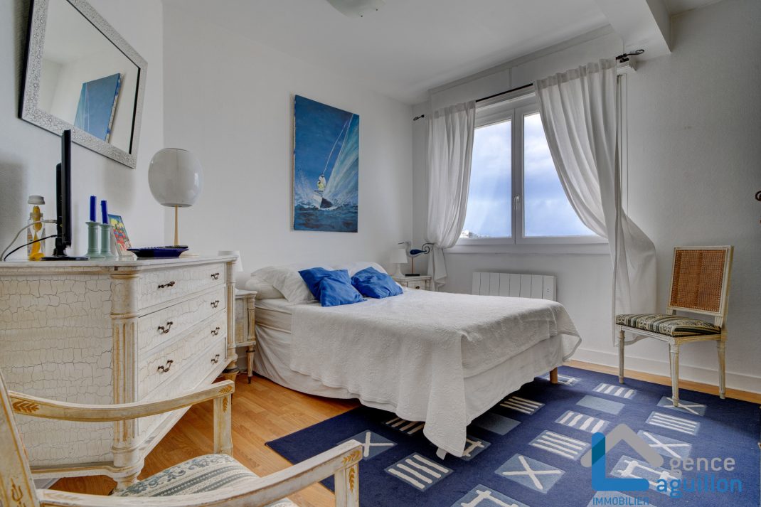 Frente el mar, primerísima linea de playa, vistas y sol!!Ubicado en una 5 planta con ascensor, apartamento con amplia terraza y vistas maravillosas...