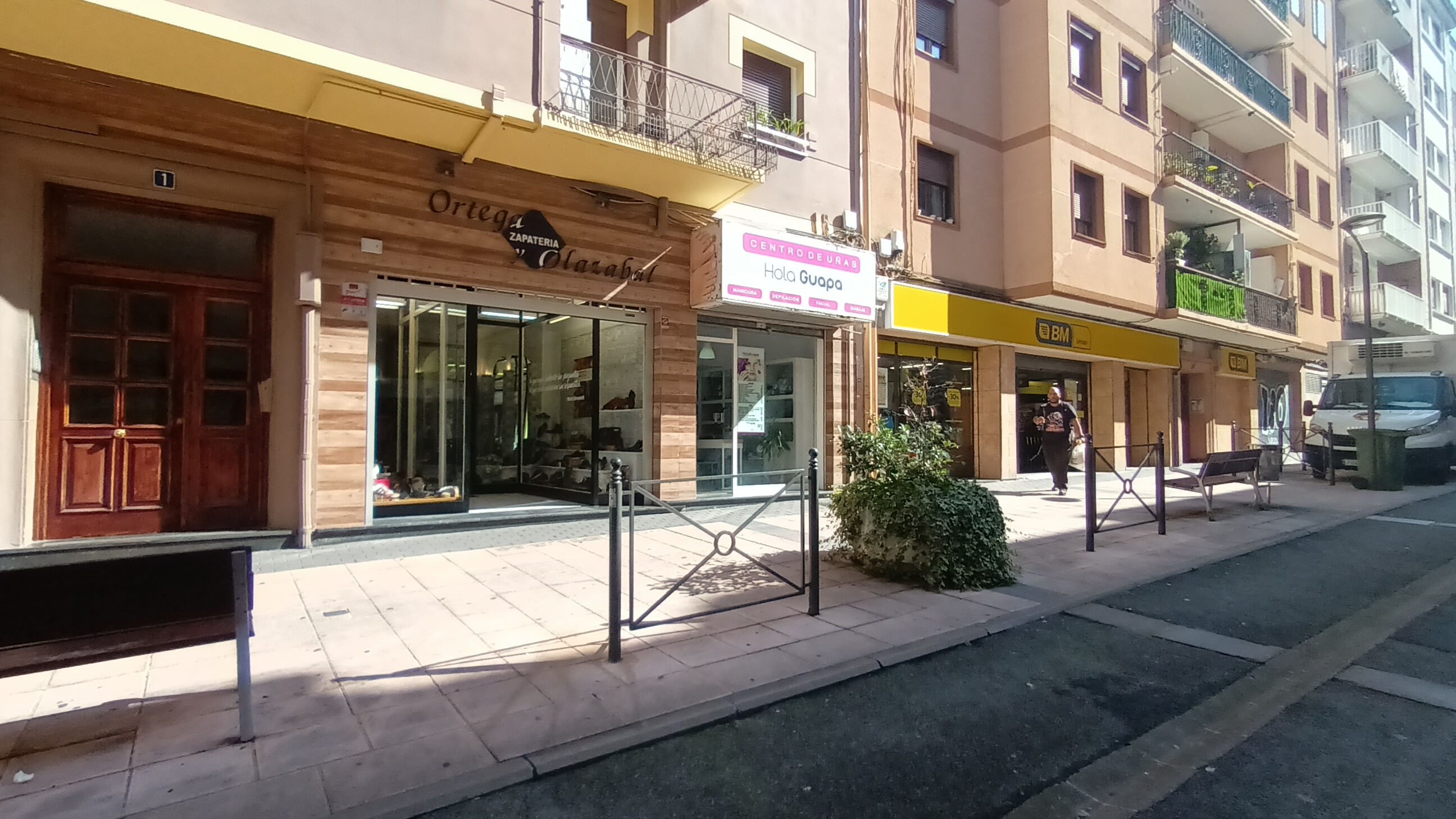 Local en Serapio Mugica junto al BM.Ideal para cualquier tipo de negocio.Ultima actividad durante 30 años zapateria!!!!Informate
