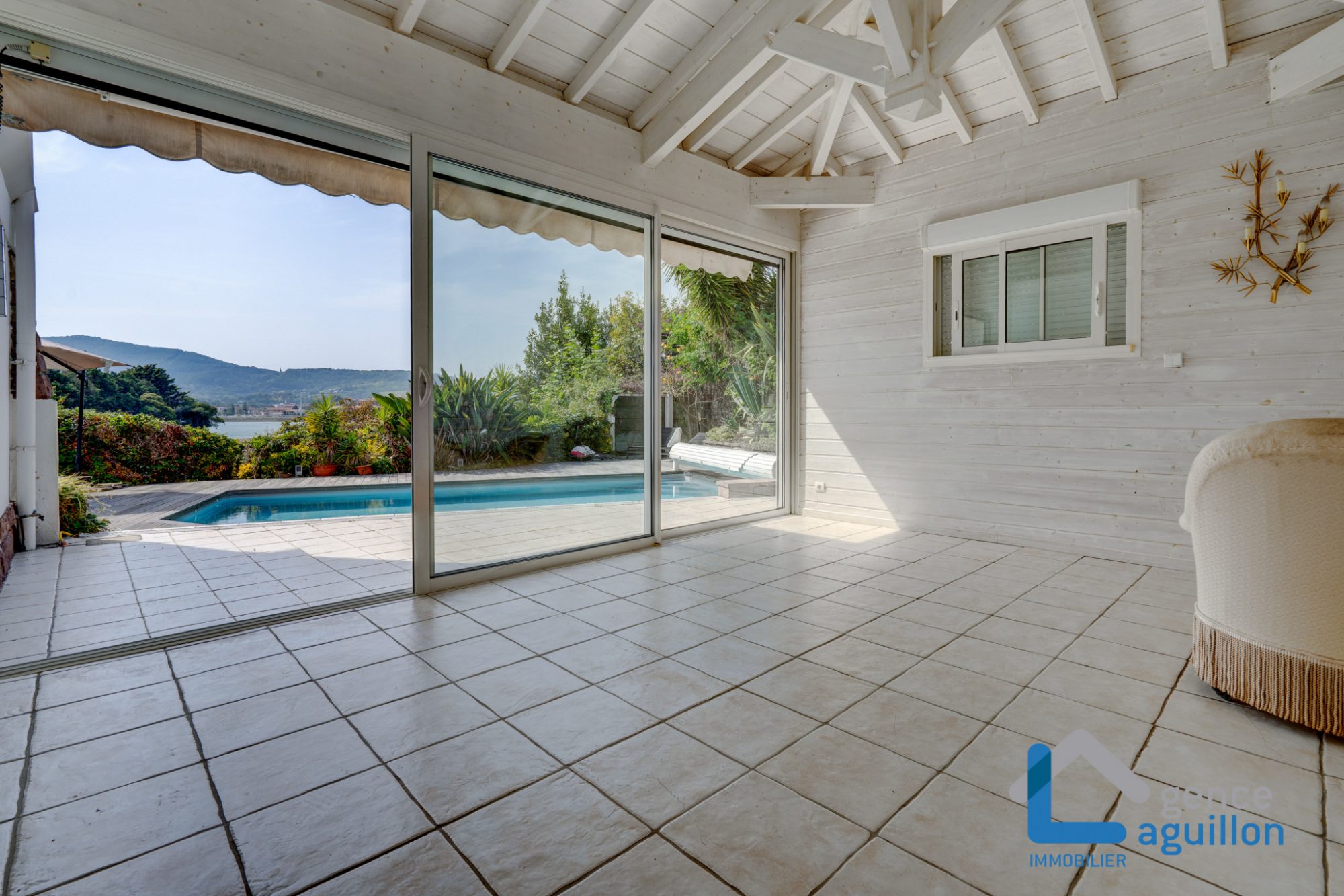 IMPRESIONANTES vistas a Fuenterrabia y bahia de Txingudy!Villa individual con piscina climatizada en parcela de 1810m2.Tes sorprendera!!! 