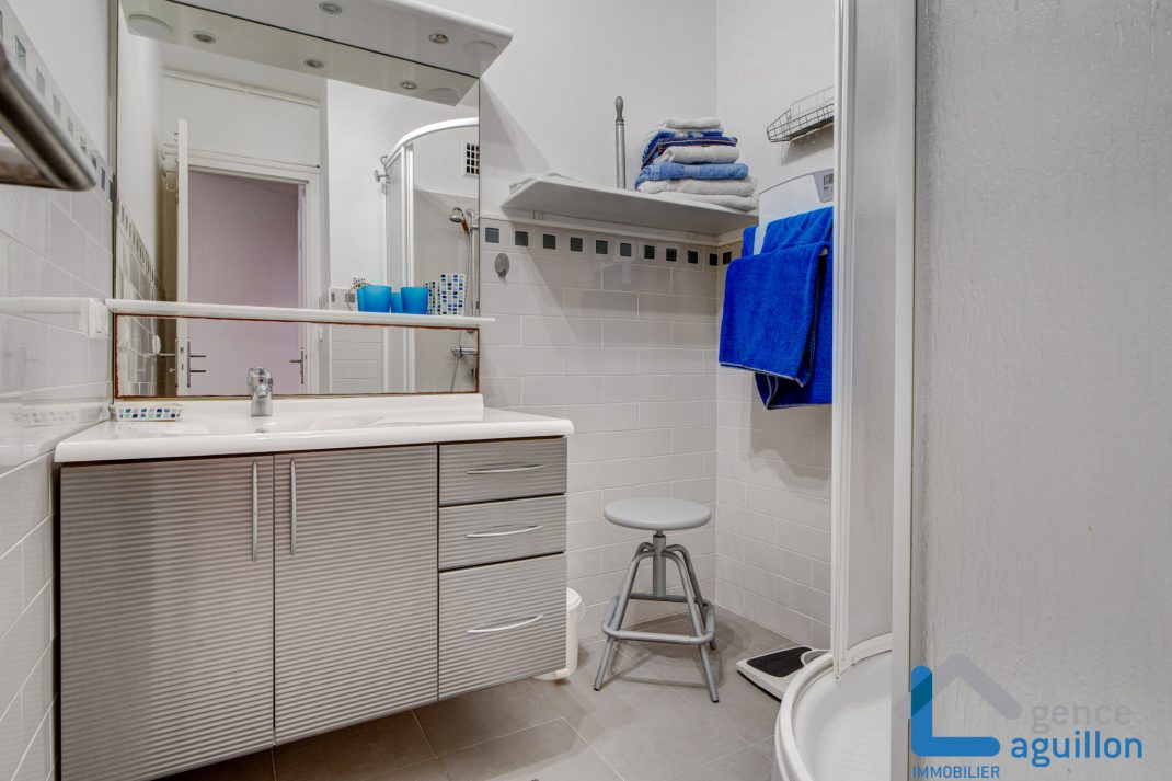 Frente el mar, primerísima linea de playa, vistas y sol!!Ubicado en una 5 planta con ascensor, apartamento con amplia terraza y vistas maravillosas...