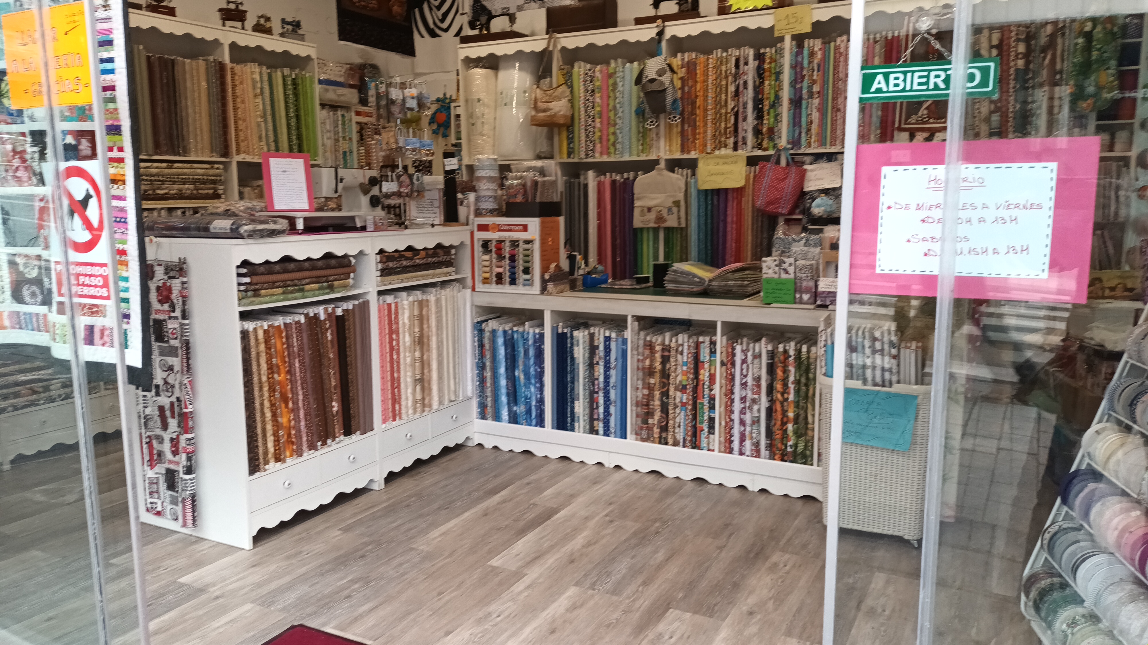 En Avenida de Iparralde, junto a los juzgados, se vende local comercial, idealmente ubicado.40m2 en dos estancias. Baño. Salida de humos. Ven a conocerlo!