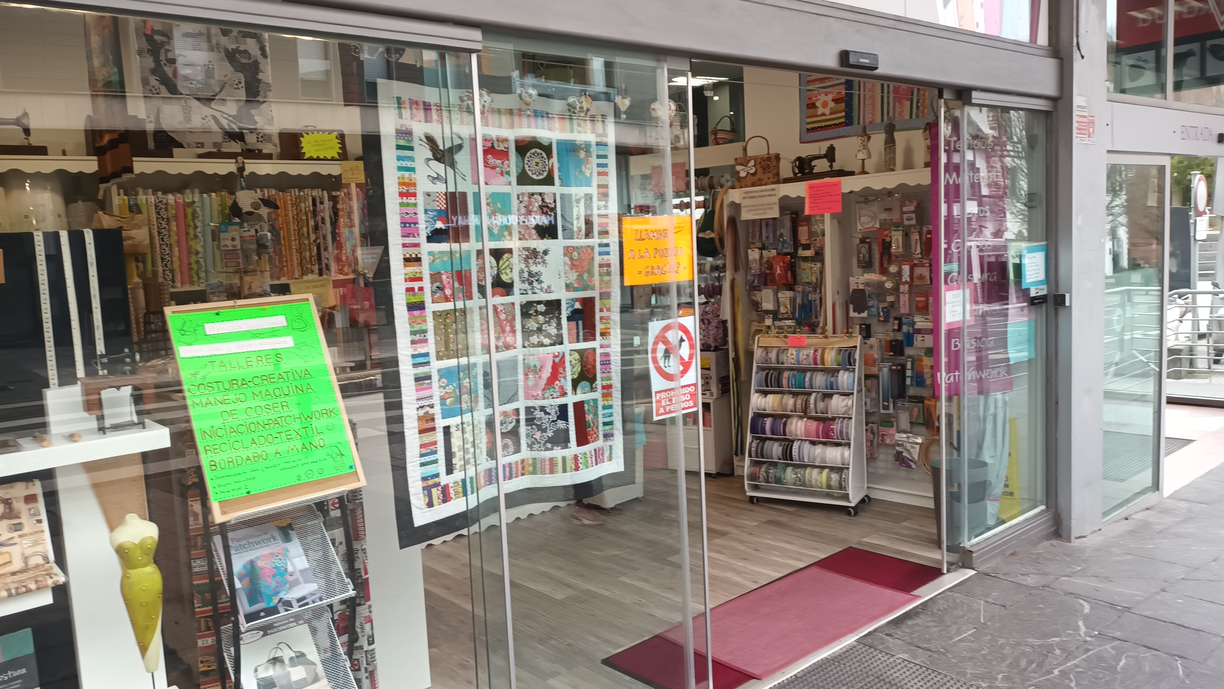 En Avenida de Iparralde, junto a los juzgados, se vende local comercial, idealmente ubicado.40m2 en dos estancias. Baño. Salida de humos. Ven a conocerlo!