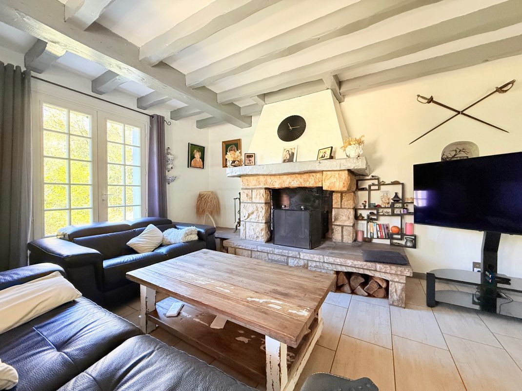 En Biriatou, Villa estilo basque con piscina climatizada! Parcela arbolada de 2918m2.Acceso a autopista y frontera a proximidad.Te encantara!! Ven a visitarla