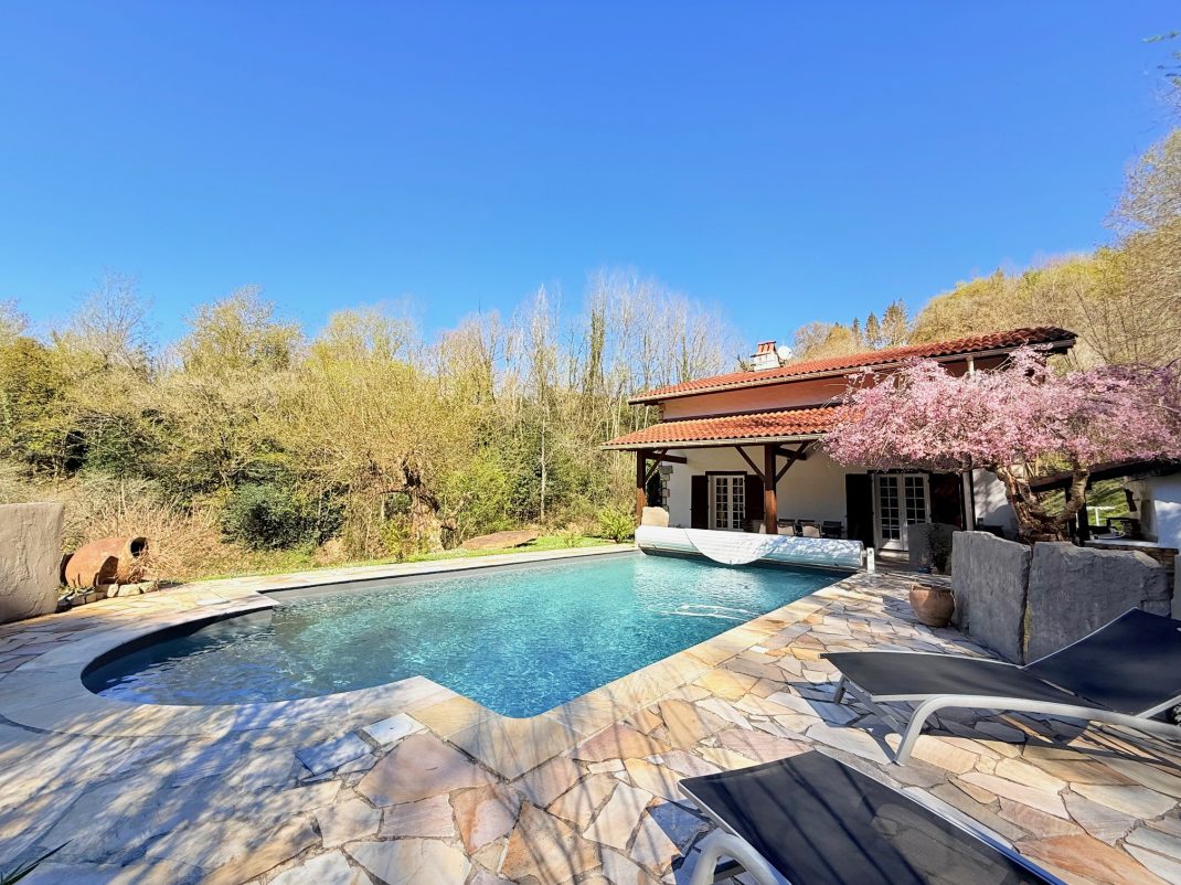 En Biriatou, Villa estilo basque con piscina climatizada! Parcela arbolada de 2918m2.Acceso a autopista y frontera a proximidad.Te encantara!! Ven a visitarla