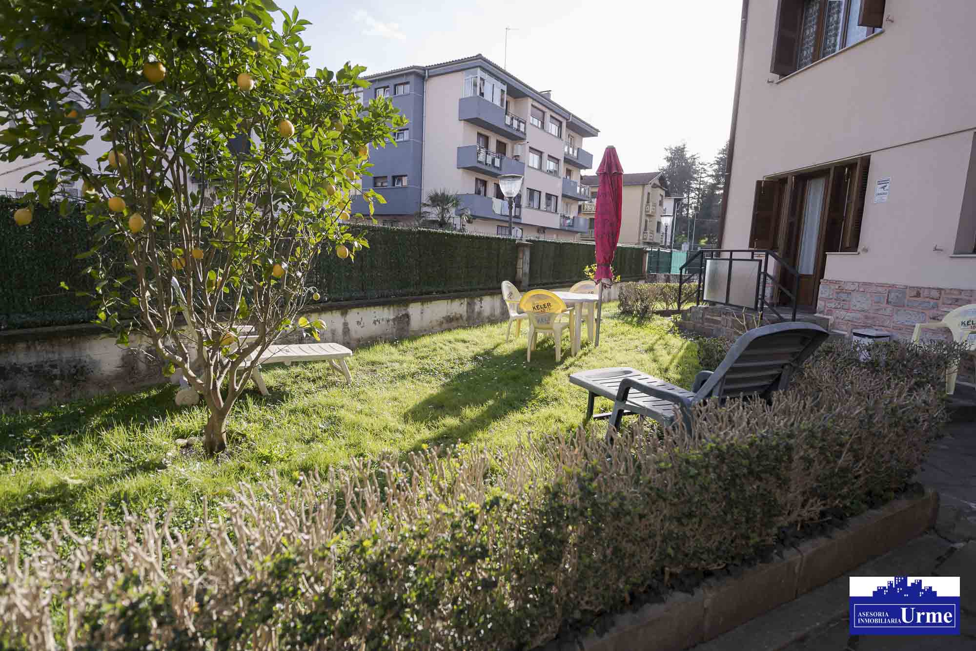 Próxima al ayuntamiento de Irún, villa individual en parcela de 700m2.Dos plantas de 90m2, jardín balcón garaje, txoko. Infórmate!!!