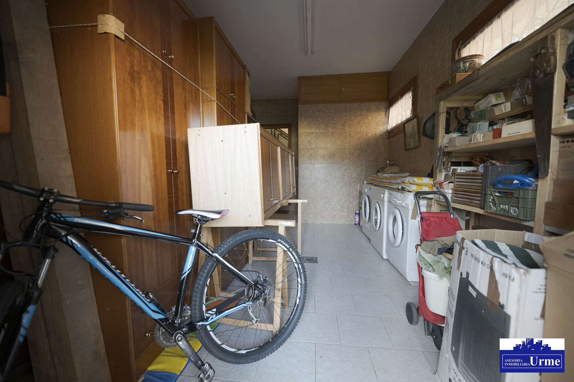 Próxima al ayuntamiento de Irún, villa individual en parcela de 700m2.Dos plantas de 90m2, jardín balcón garaje, txoko. Infórmate!!!