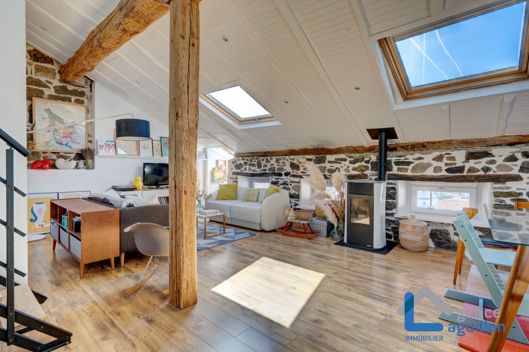 En Puerto Kaneta, a tan solo 100metros de la Bahia, duplex de 126m2, estilo moderno y rustico, vigas aparentes, piedra y mucha luz natural. Te encantara!!!!