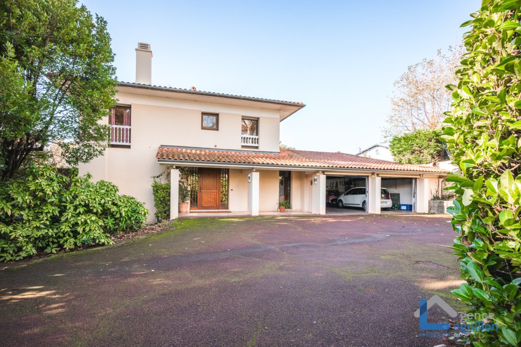 Villa de arquitecto en zona tranquila, elegante y funcional!!! ubicada cerca del Centro en una calle tranquila y sin salida. Ven a conocerla!!!