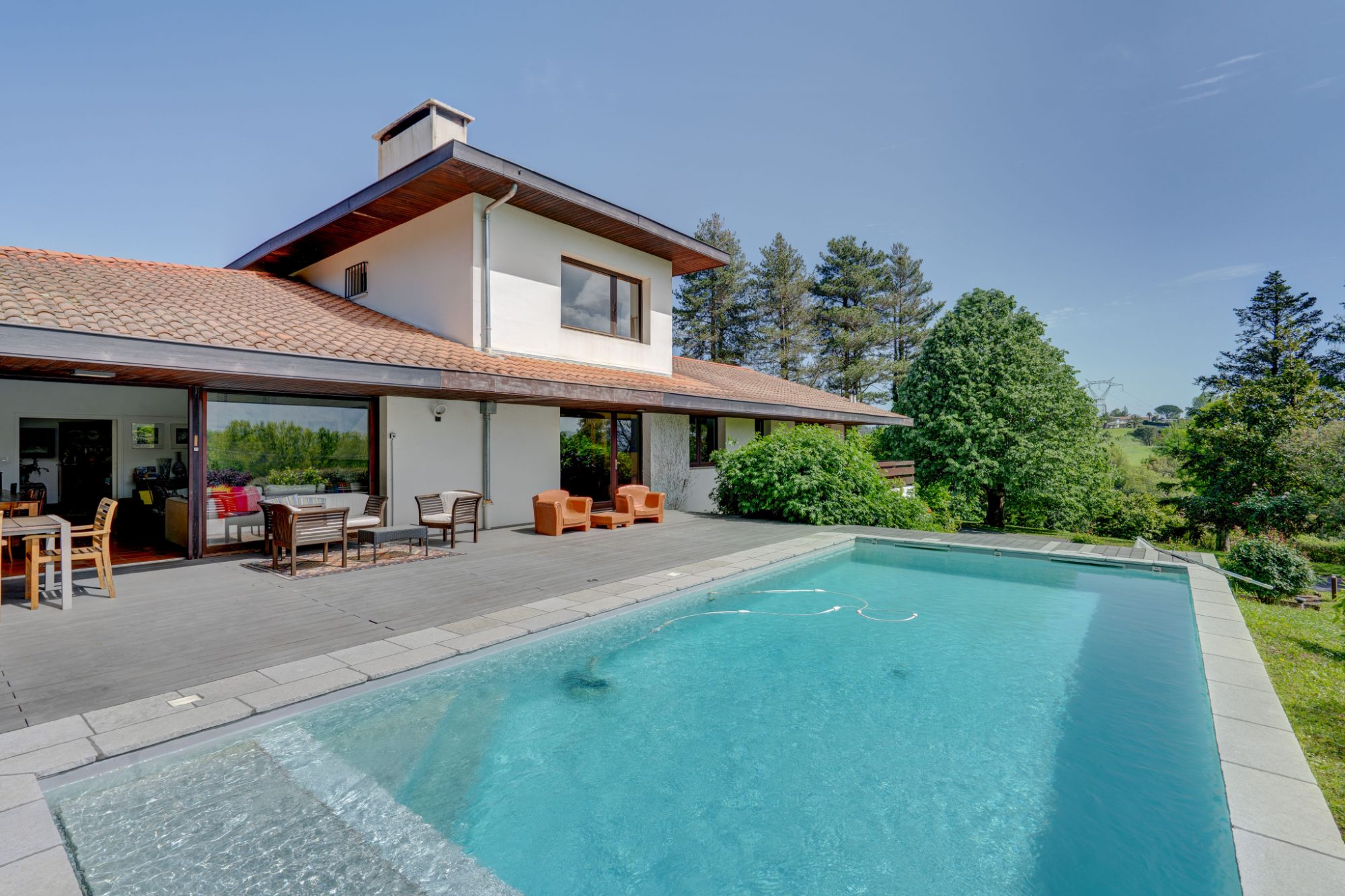 En Urrugne, entorno natural. IMPRESIONANTE villa individual CON PISCINA CLIMATIZADA!!10mil m2 de terreno arbolado y llano. Vistas fantasticas a Larun!!