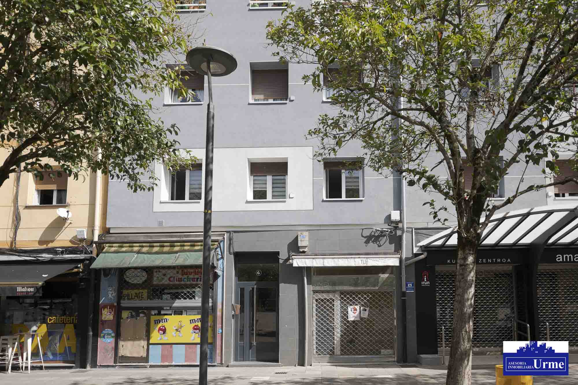 En plaza pio XII, a reformar totalmente! fachada y tejado realizados.53m2, actualmente 2 habitaciones, sala, cocina y baño. Informate!