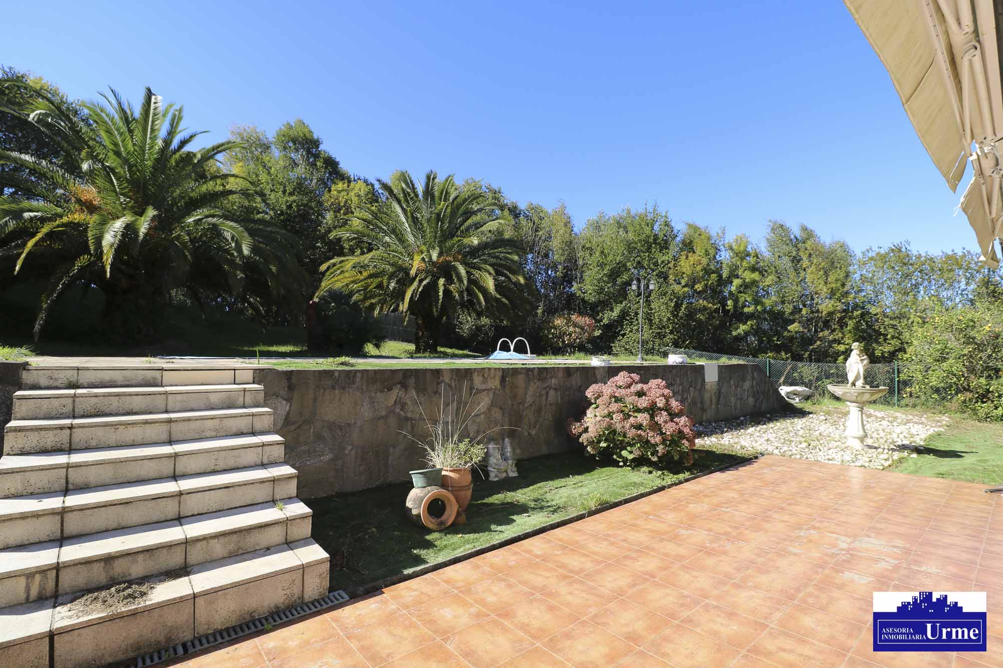 Espectacular villa con piscina en zona tranquila a pocos minutos de Irún. Infórmate!!