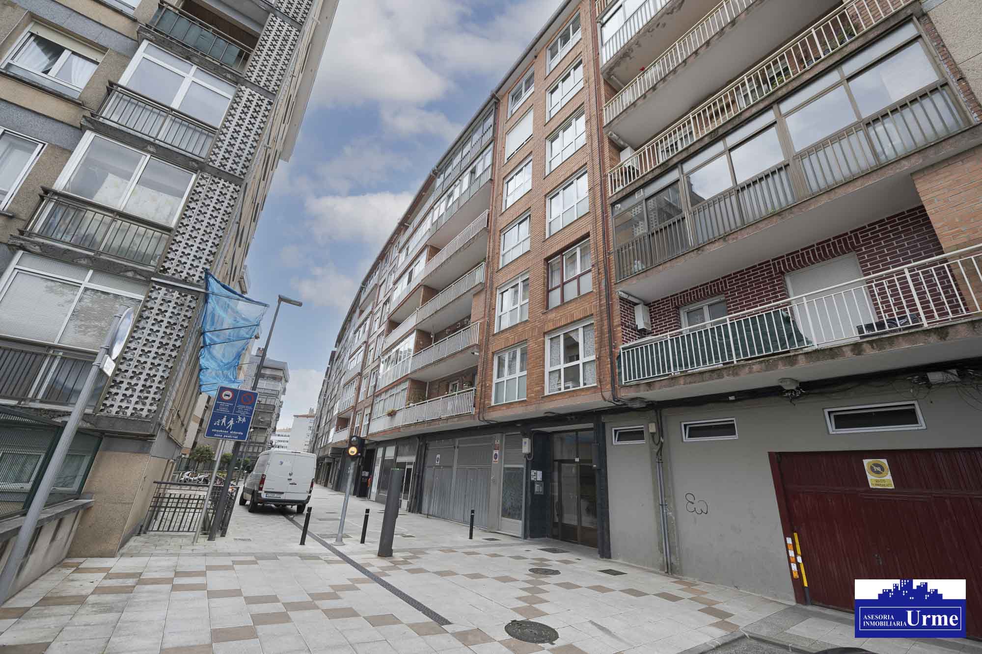 Garaje cerrado de 40m2 en zona peatonal con tarjeta, a pie de calle. Coche grande, trastero o txoko. Zona Artia. Informate!!!