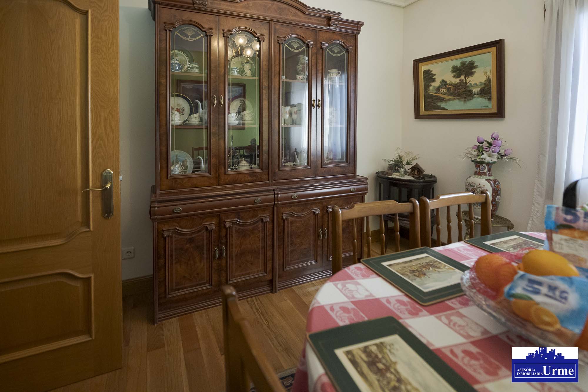 Próxima al ayuntamiento de Irún, villa individual en parcela de 700m2.Dos plantas de 90m2, jardín balcón garaje, txoko. Infórmate!!!