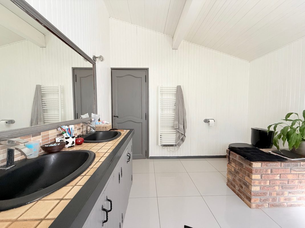 En Biriatou, Villa estilo basque con piscina climatizada! Parcela arbolada de 2918m2.Acceso a autopista y frontera a proximidad.Te encantara!! Ven a visitarla