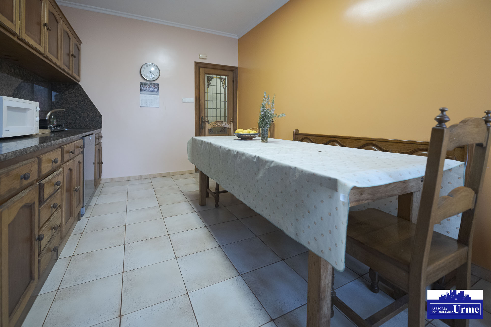 Próxima al ayuntamiento de Irún, villa individual en parcela de 700m2.Dos plantas de 90m2, jardín balcón garaje, txoko. Infórmate!!!