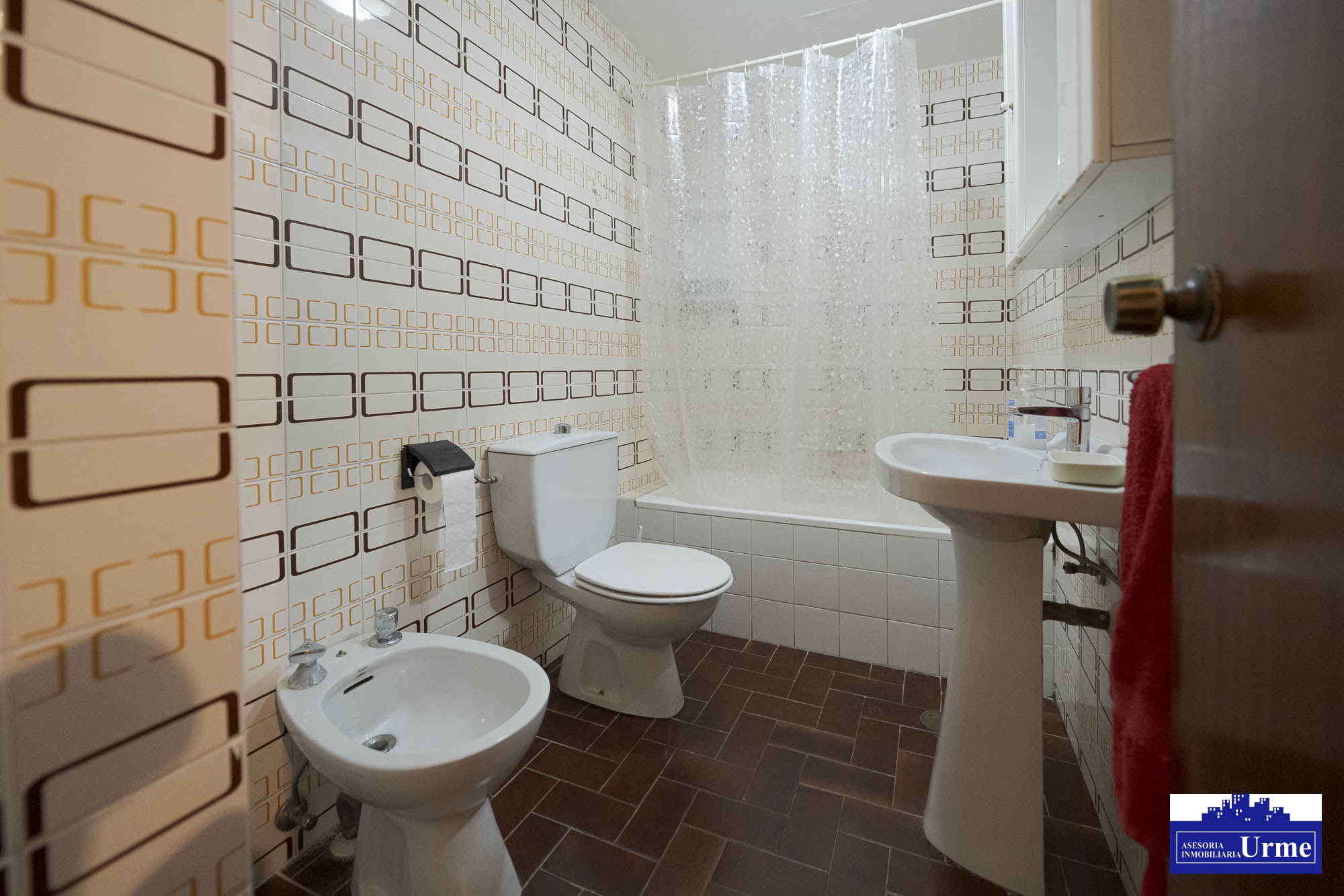En San Miguel junto a correos, vivienda de 3 habitaciones, salon, cocina equipada con salida a balcon, 2 aseos un baño.Trastero. Para actualizar!!informate