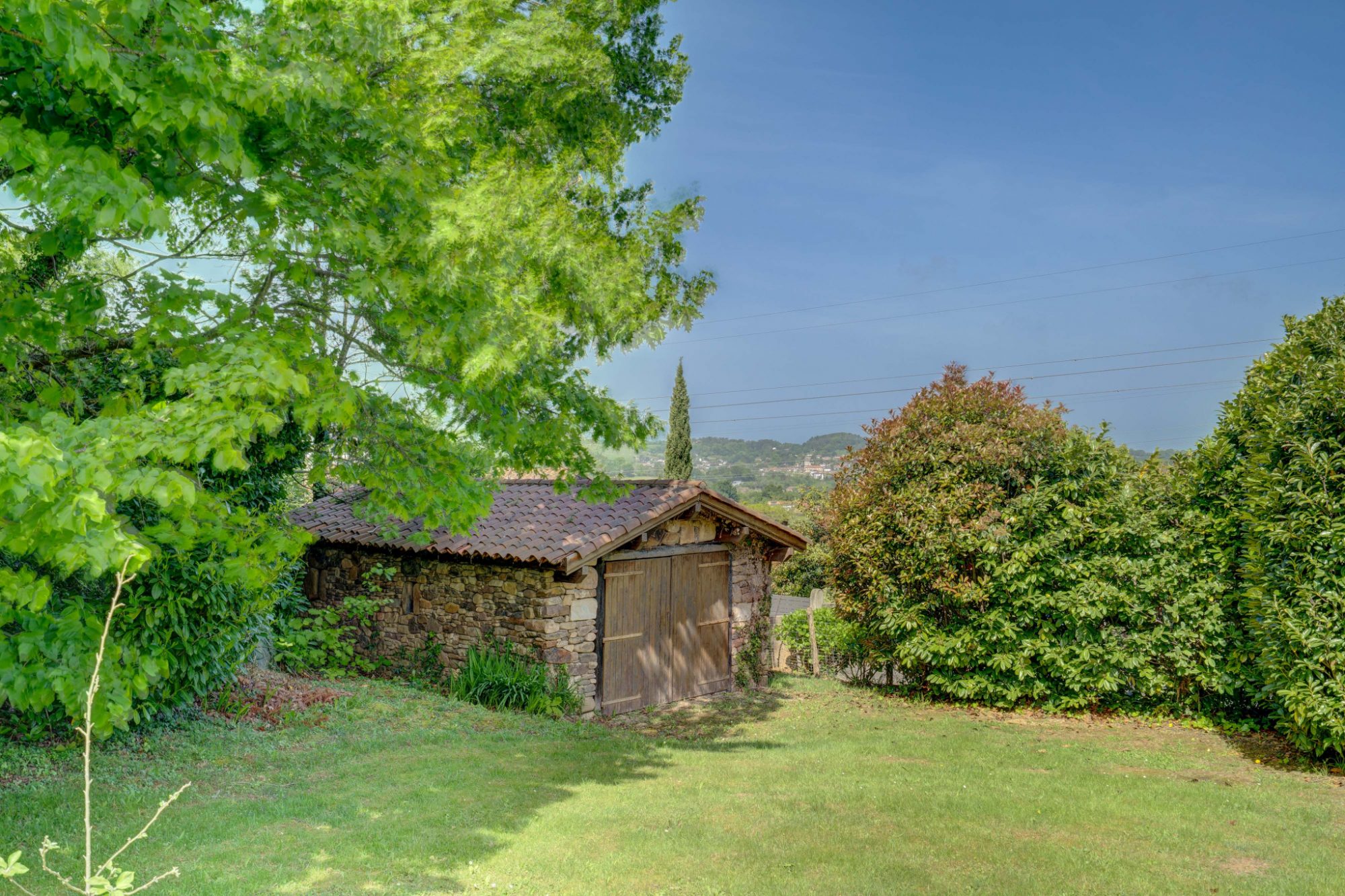 En Urrugne, entorno natural. IMPRESIONANTE villa individual CON PISCINA CLIMATIZADA!!10mil m2 de terreno arbolado y llano. Vistas fantasticas a Larun!!