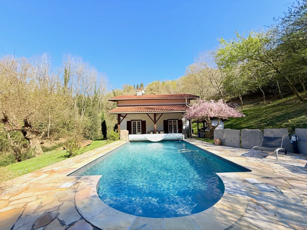 En Biriatou, Villa estilo basque con piscina climatizada! Parcela arbolada de 2918m2.Acceso a autopista y frontera a proximidad.Te encantara!! Ven a visitarla