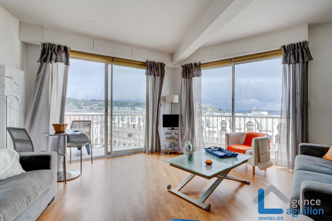 Frente el mar, primerísima linea de playa, vistas y sol!!Ubicado en una 5 planta con ascensor, apartamento con amplia terraza y vistas maravillosas...