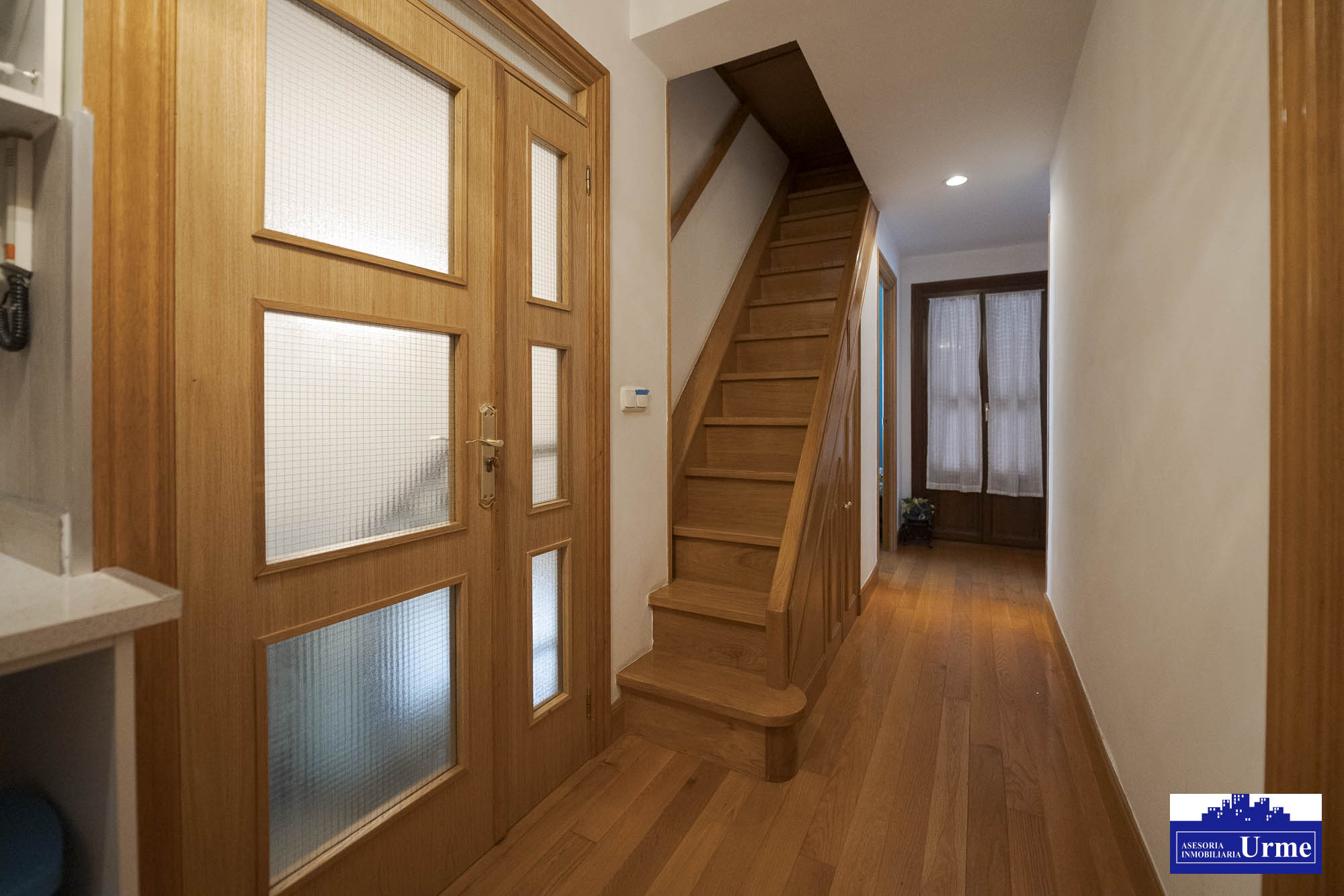 Próxima al ayuntamiento de Irún, villa individual en parcela de 700m2.Dos plantas de 90m2, jardín balcón garaje, txoko. Infórmate!!!