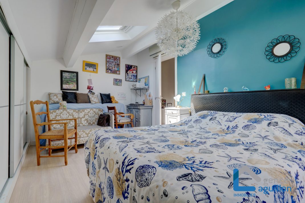 Con un toque especial, villa adosada en el centro. Con 2 amplias terrazas. Comercio a pie. Topo a proximidad. Para entrar a vivir!!