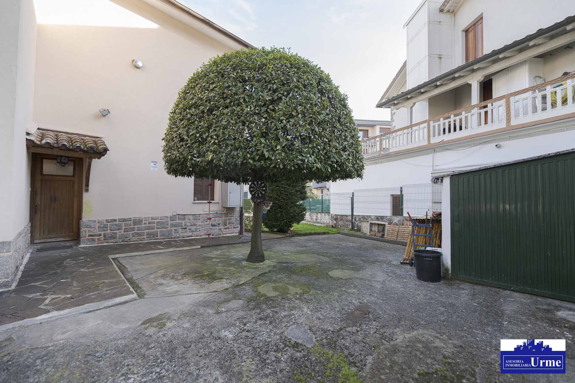 Próxima al ayuntamiento de Irún, villa individual en parcela de 700m2.Dos plantas de 90m2, jardín balcón garaje, txoko. Infórmate!!!