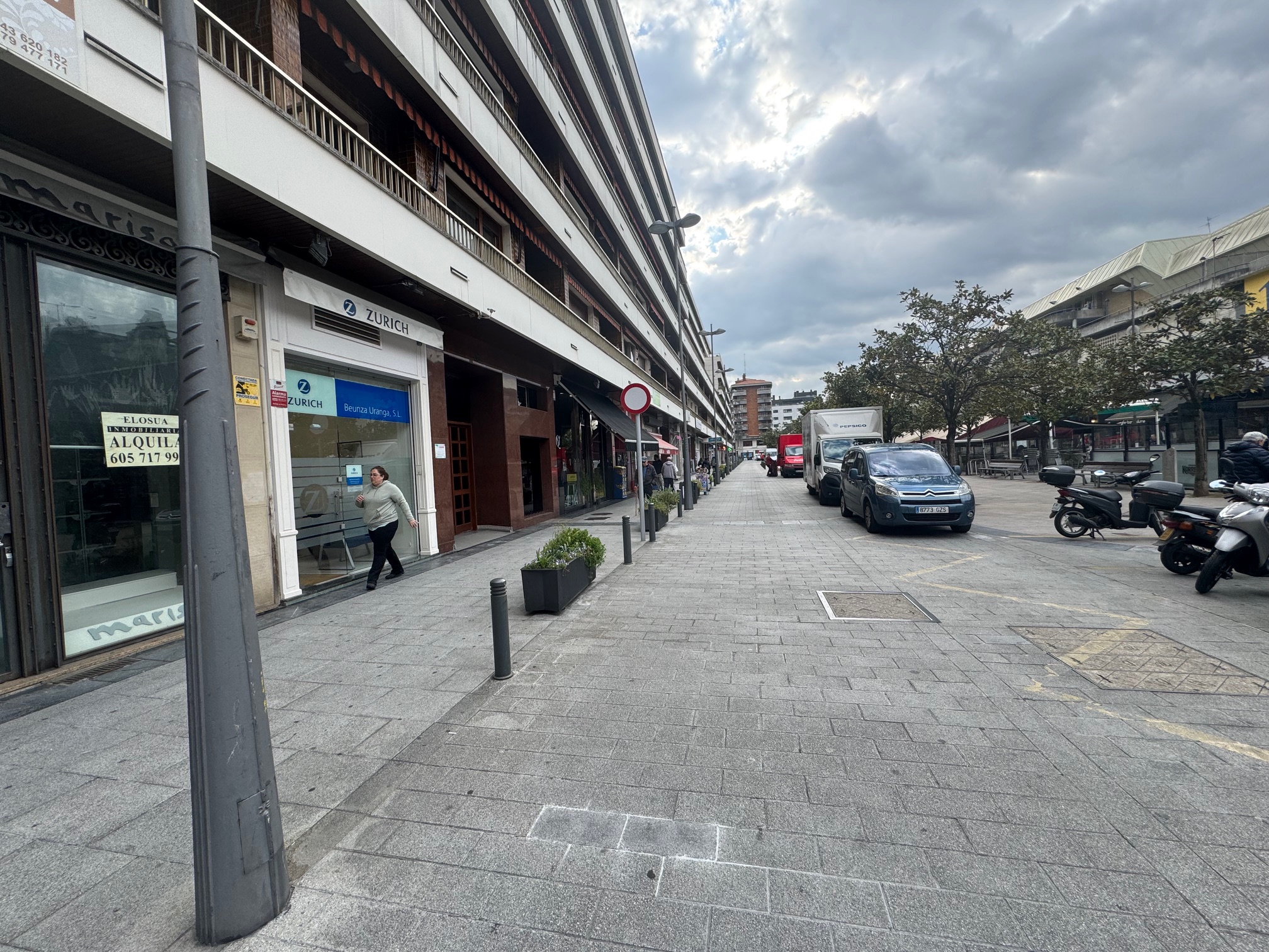 En Luis Mariano, local comercial 100 m2, distribuidos en 3 plantas (60m2 planta principal) Excelente ubicación! Infórmate en nuestras oficinas de Paseo de Colon 27. En Luis Mariano, local comercial 100 m2, distribuidos en 3 plantas (60m2 planta principal) Excelente ubicación! Infórmate en nuestras oficinas de Paseo de Colon 27.